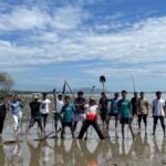 PTI dan PPGT Tanam 500 Pohon Mangrove di Pantai Labombo