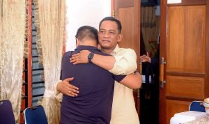 Momen Dhevy Bijak Peluk Patahudding Usai Menang Pilkada 2024