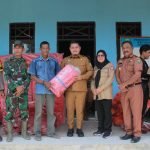 Wakil Bupati Luwu Serahkan Bantuan Kepada Korban Banjir di Lamasi Timur