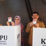 Pj Wali Kota Palopo dan Istri Gunakan Hak Pilih PSU Pilwalkot di TPS 002 Salekoe