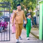 Bupati Luwu Terapkan Langsung Gerakan Ayah Mengantar Anak di Hari Pertama Sekolah