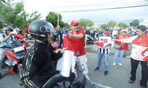 Pemkot Palopo Bagi-bagi Bendera Merah Putih Gratis Usai Senam dan Kerja Bakti Massal